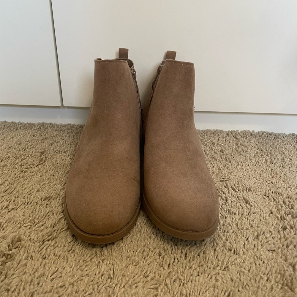 Tan/brown chelsae boots